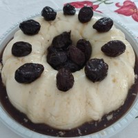 Manjar de coco c/ calda de ameixa