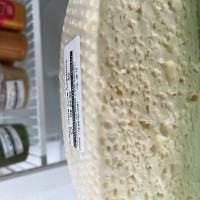 Queijo meia cura furadinho metade