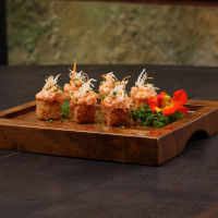 脆米塔塔 6件 (三文鱼) / CRISPY RICE TARTAR SALMÃO (6 Unidades)