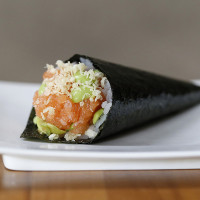 三文鱼辣味配毛豆和脆片  /  SALMÃO EDAMAME CRISPY
