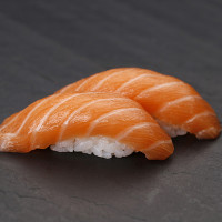 三文鱼握寿司 / SALMÃO