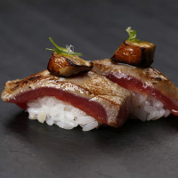 金枪鱼握寿司配鹅肝 / ATUM COM FOIE GRAS