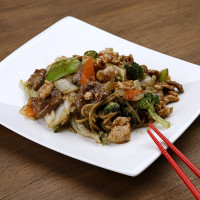 日式炒面牛肉和鸡肉 / YAKISOBA CARNE E FRANGO