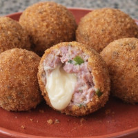 Bolinho de linguiça com queijo