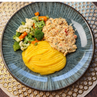 Pure de Mandioquinha com Frango Desfiado e Legumes assados com Azeite 