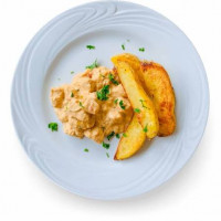 Strogonoff de Frango com Batata Rustica Assada