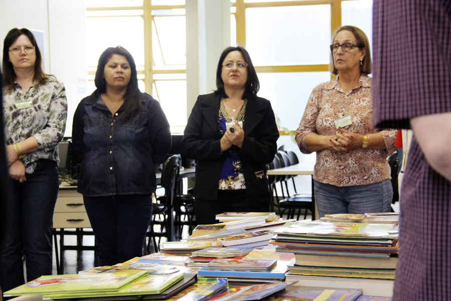 Entrega de livros para a biblioteca p%c3%bablica carlos rodrigues 10