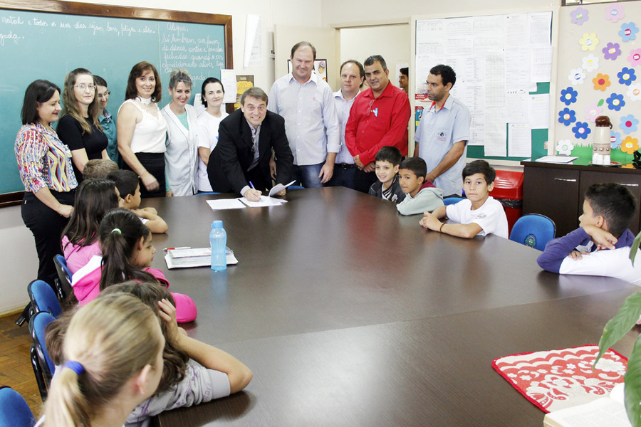 Assinatura de contrato escola henrique brod foto ricardo morante %2842%29