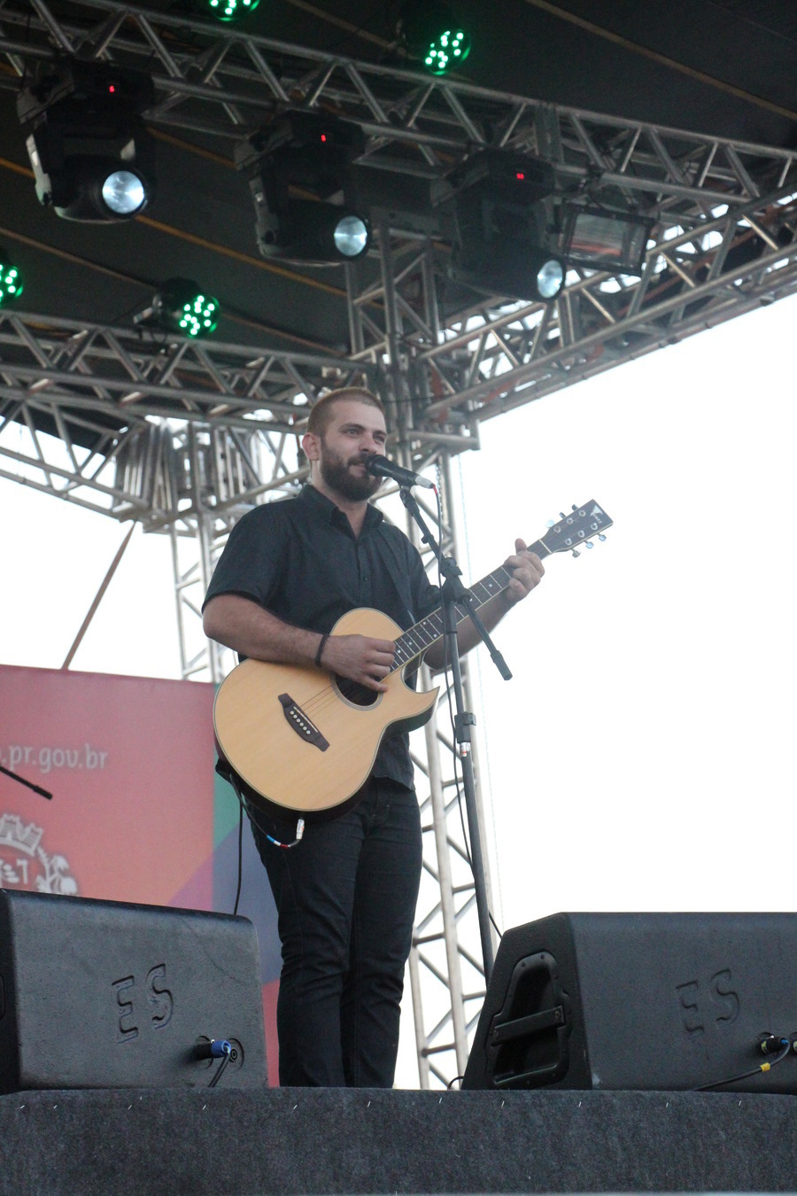 Naor mezzini  vocalista da banda caravelhas
