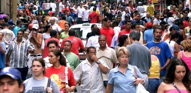 28jun2012   consumidores caminham pela rua 25 de marco uma das mais movimentadas do comercio de sao paulo pelo censo 2010 846 dos 190755799 brasileiros vivem hoje em cidades 1340915875543 615x300