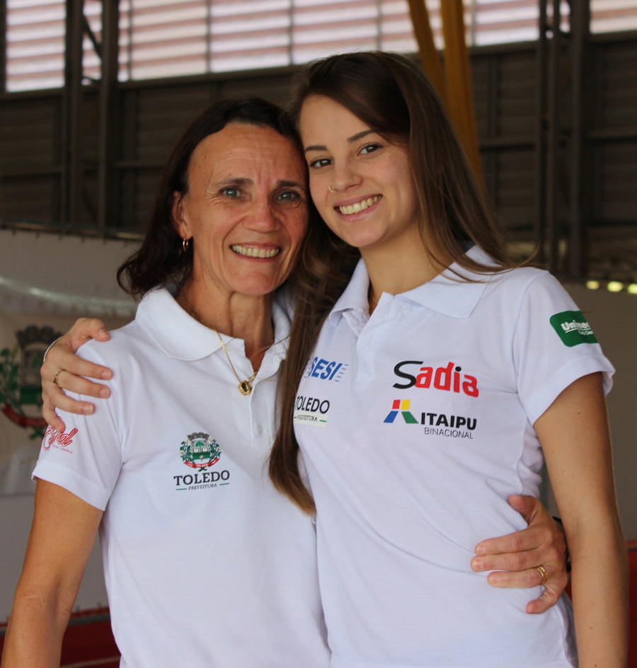 Anita com a ginasta morgana gmach  hoje na selecao brasileira  foto eliane c. torres