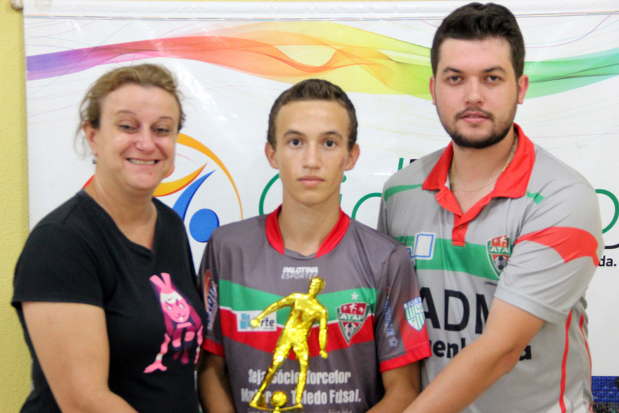 Douglas alexandre de lara  de 17 anos  foi escolhido atleta revela%c3%a7%c3%a3o do novo futsal paran%c3%a1 %e2%80%93 a liga 