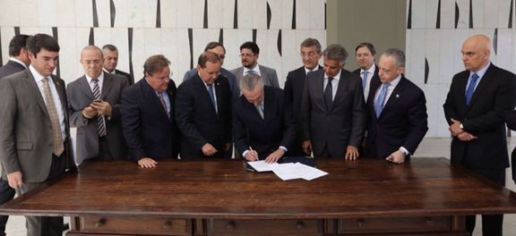 Michel temer assina notificacao de posse