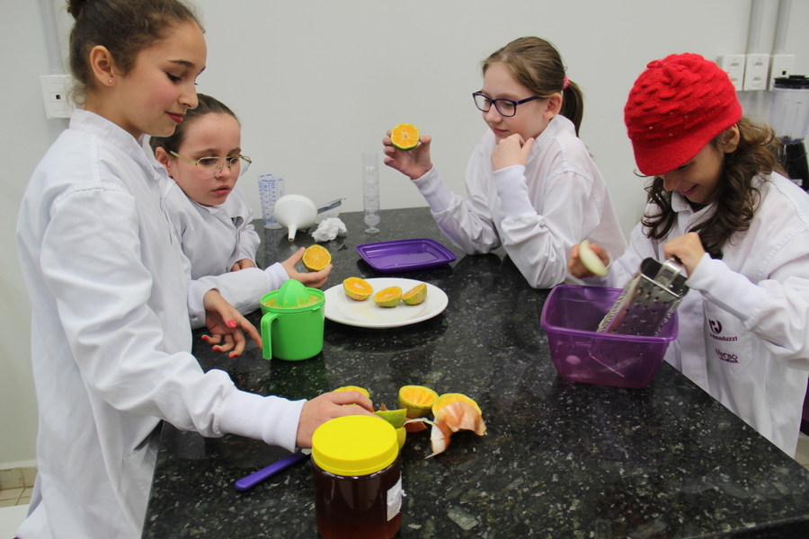 Os alunos em um dos m%c3%b3dulos os alunos fizeram xaropes
