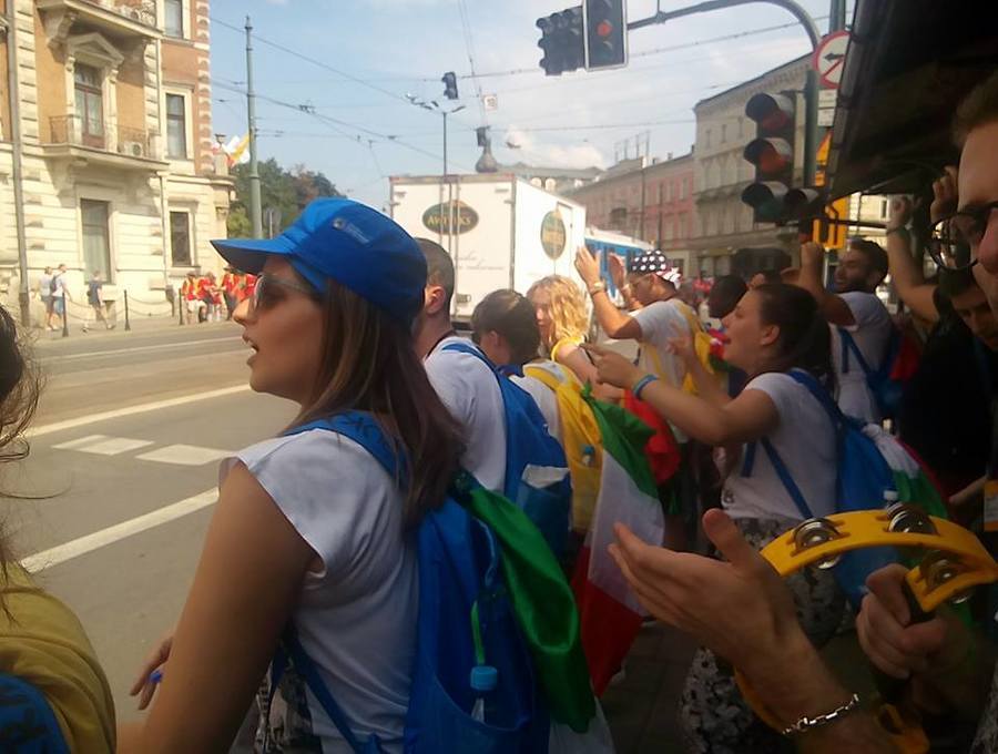 Jovens cantam enquanto esperam transporte