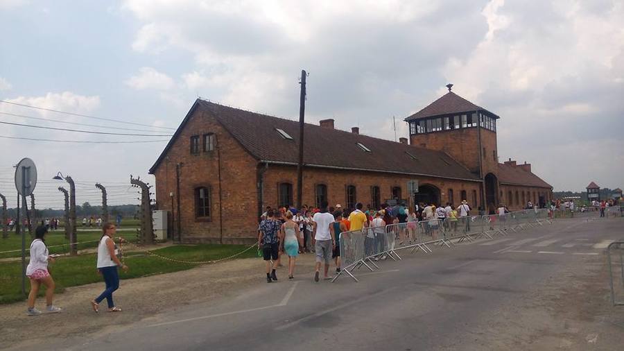 Jovens conhecem auschwitz