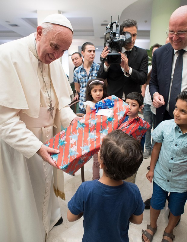 Papa com refugiados foto losservatore romano pool photo ap
