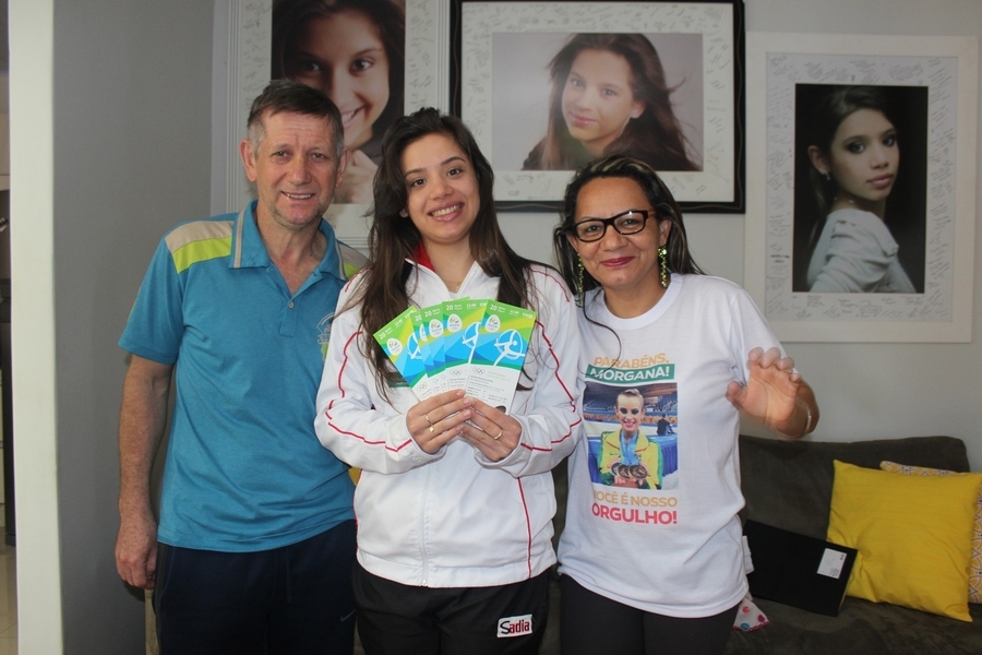 Pais e mayra com ingressos para a rio 2016   foto eliane c. torres %281%29