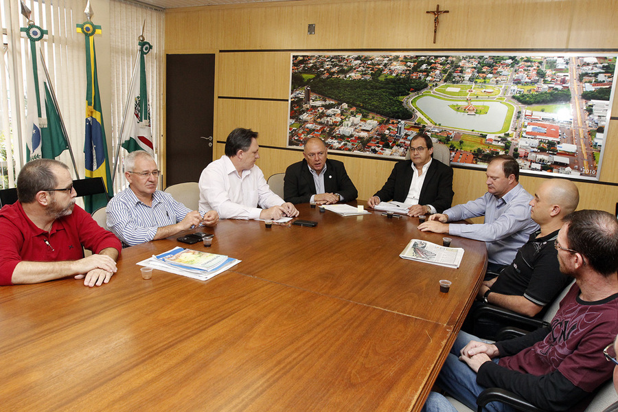 Assinatura de compra de m%c3%a1quinas com deputado schiavianato carlos rodrigues 04
