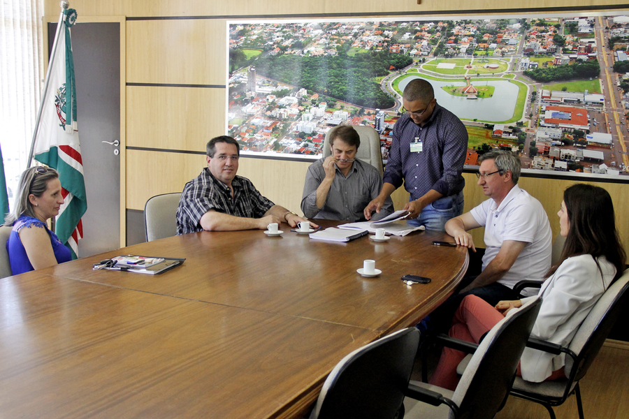 Prefeito e representantes da apac  %281%29