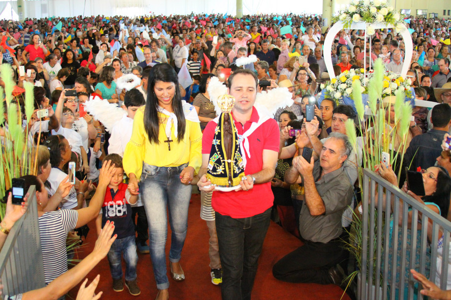 Casal conduz a imagem de nossa senhora para a missa