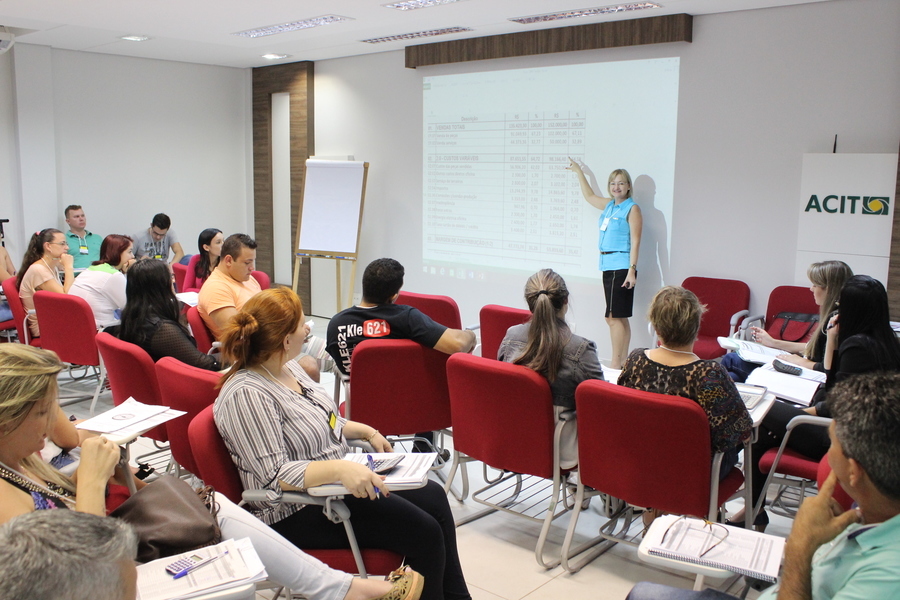 Facilitadora leani nehring volta %c3%a0 acit para ministrar curso em mar%c3%a7o