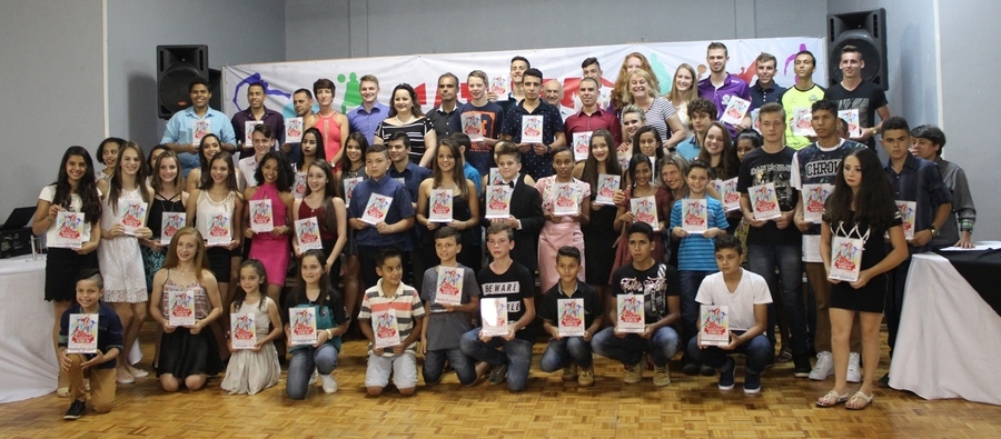 Atletas premiados e equipe secretaria de esportes