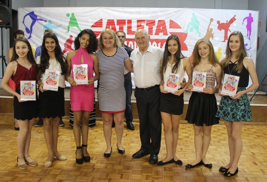Atletas gr juvenil com a secretaria marli e pedrinho furlan   fot eliane c. torres