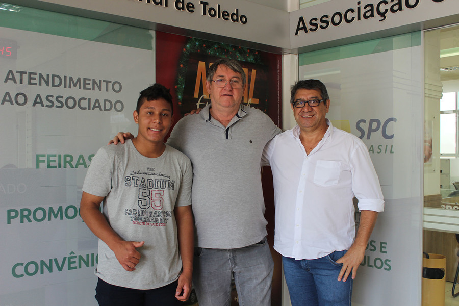 O ganhador vivaldo  no centro  o jovem everton e o empres%c3%a1rio jo%c3%a3o d'paula