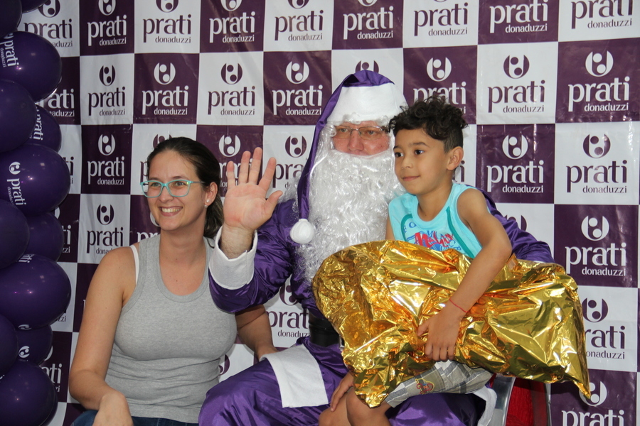 Lauana  charles e os filhos escolheram juntos um presente especial para miguel