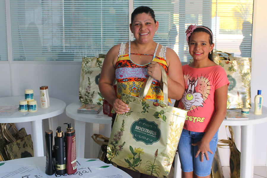 M%c3%a3e e filha participando da campanha em setembro de 2016