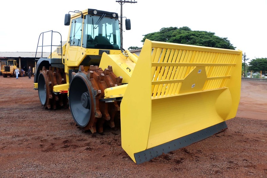 Entrega de rolo compactador para aterro foto valderi geovani %282%29