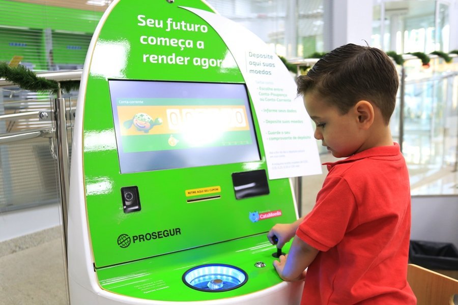 O pedro rockembach aproveitou a folga na escola e foi at%c3%a9 o sicredi depositar suas moedinhas
