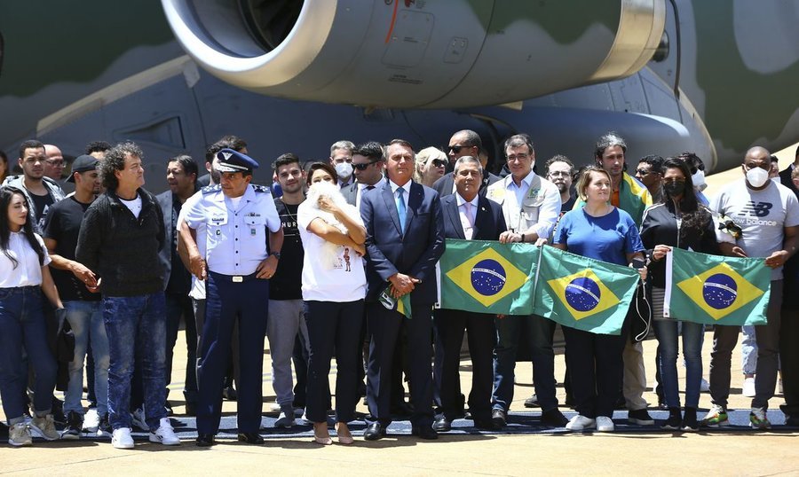 43 brasileiros que estavam na ucr%c3%a2nia chegam %c3%a0 bras%c3%adlia