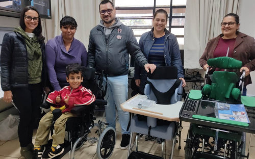 Inclusao criancas recebem cadeiras de rodas e carteiras adaptadas 2