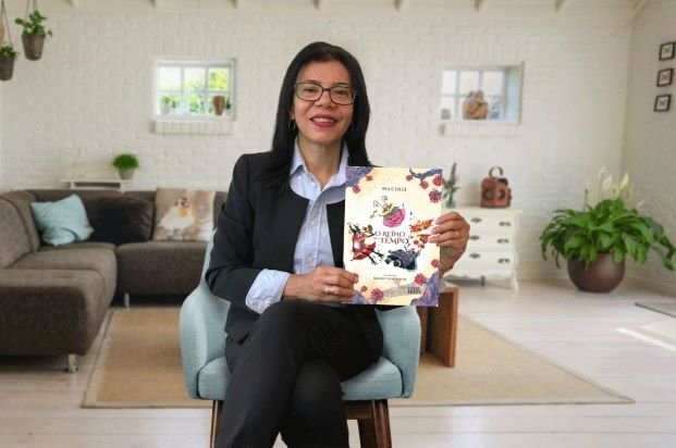 Escritora isa colli com o livro o reino do tempo