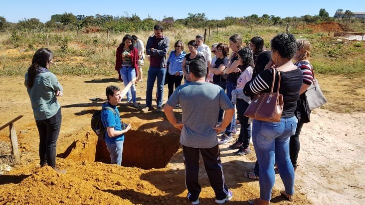 Foto 1 atividade de campo em forma%c3%a7%c3%a3o continuada sobre solos para professores da educa%c3%a7%c3%a3o b%c3%a1sica no munic%c3%adpio de cristalina %28go%29.