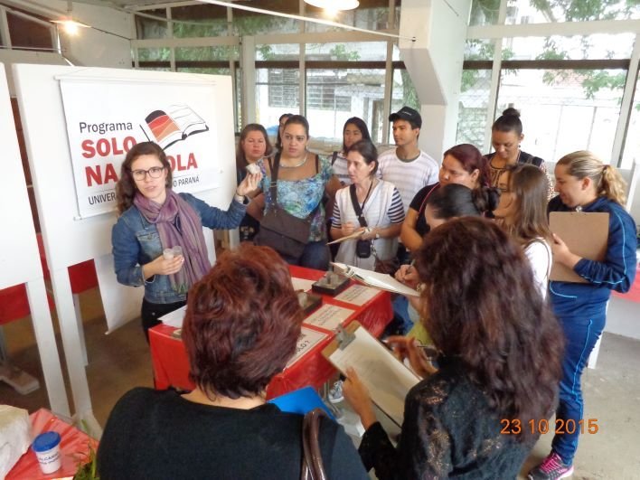 Foto 3  visita de grupo de professores da educa%c3%a7%c3%a3o b%c3%a1sica na exposi%c3%a7%c3%a3o did%c3%a1tica de solos da ufpr em curitiba %28pr%29.