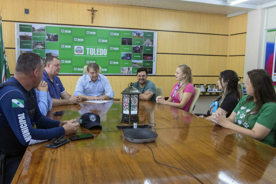 Representantes da categoria foram recebidas na manh%c3%a3 desta quinta feira %2828%29 na sala de reuni%c3%b5es do gabinete do prefeito na qual lei foi simbolicamente assinada. foto carlos rodriguessecom