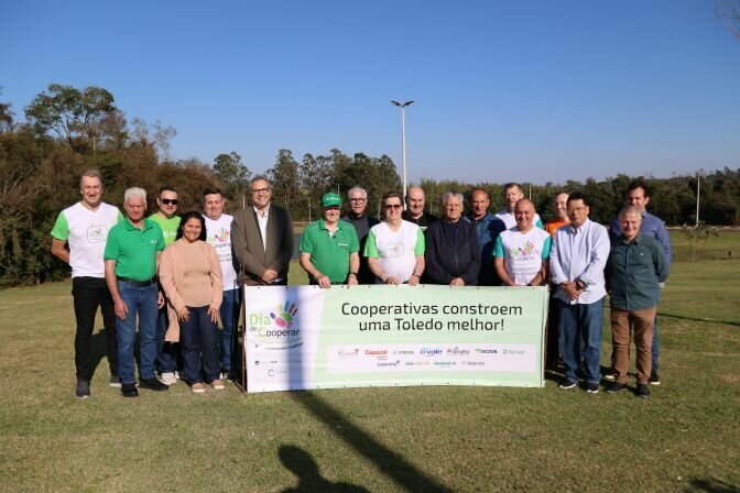 Foto 1   lideran%c3%a7as das cooperativas e autoridades participam de ato simb%c3%b3lico