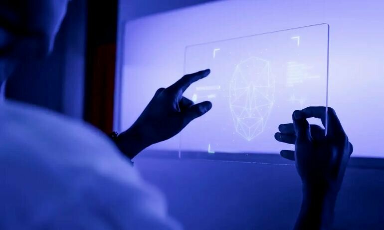 Designer usando uma tecnologia futurista de tela de tablet digital transparente