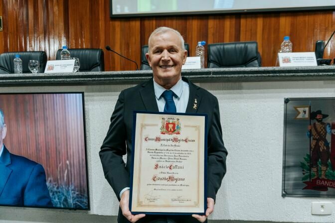 In%c3%a1cio cattani recebe t%c3%adtulo de cidad%c3%a3o mogiano em sess%c3%a3o ordin%c3%a1ria da c%c3%a2mara de mogi das cruzes