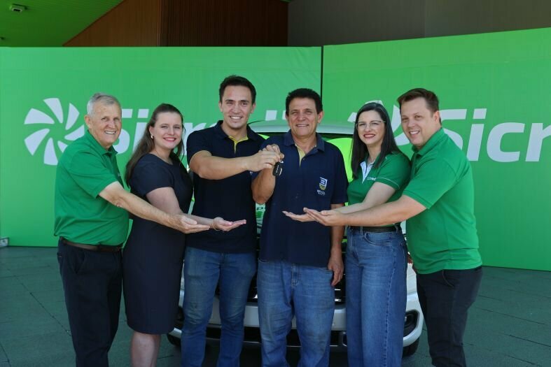 Associado recebe seu carro 0 km  na companhia do filho