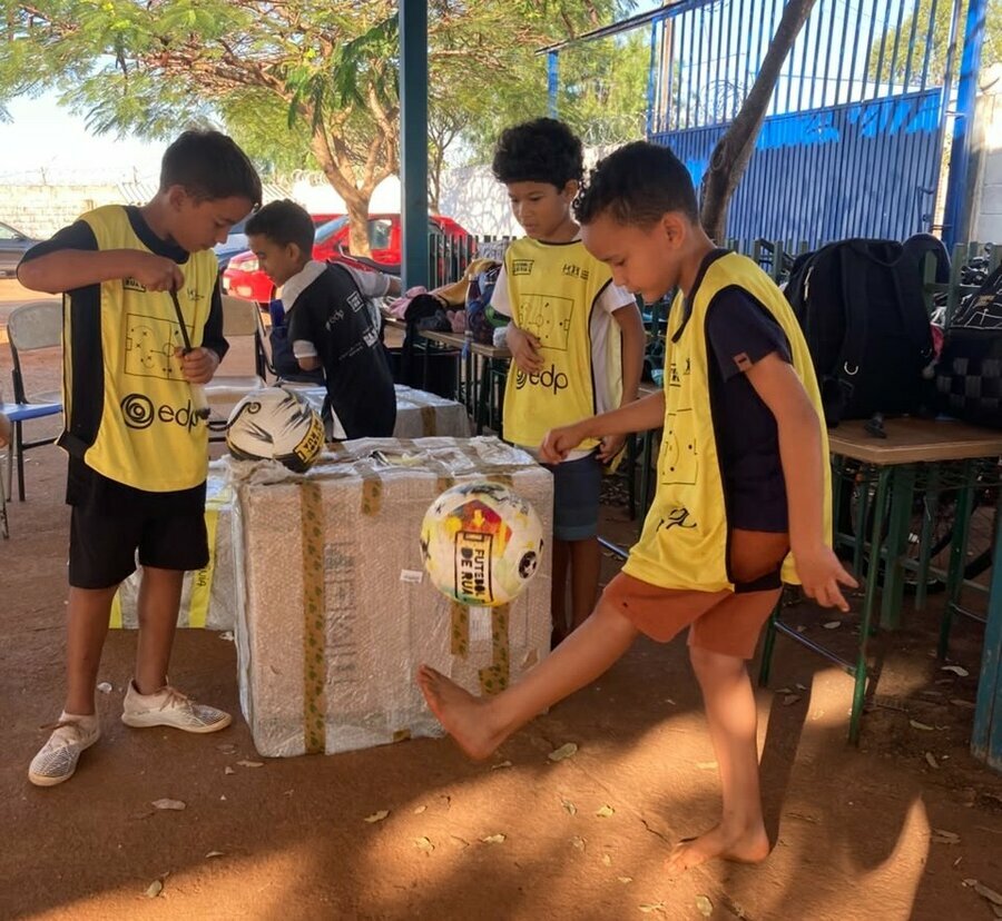 Crian%c3%a7as do instituto futebol de rua na a%c3%a7%c3%a3o sicredi visa