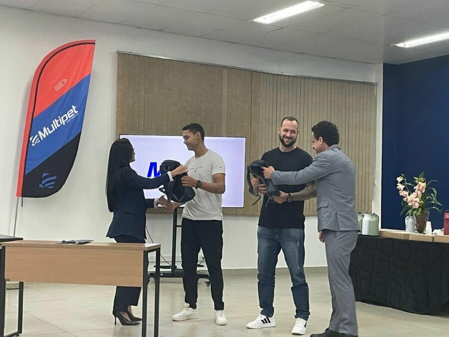 Entrega kit aos estudantes