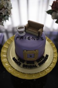 Bolo temático chá de casamento friends