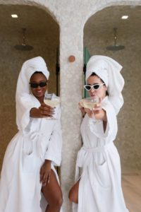 Amigas comemorando chá spa
