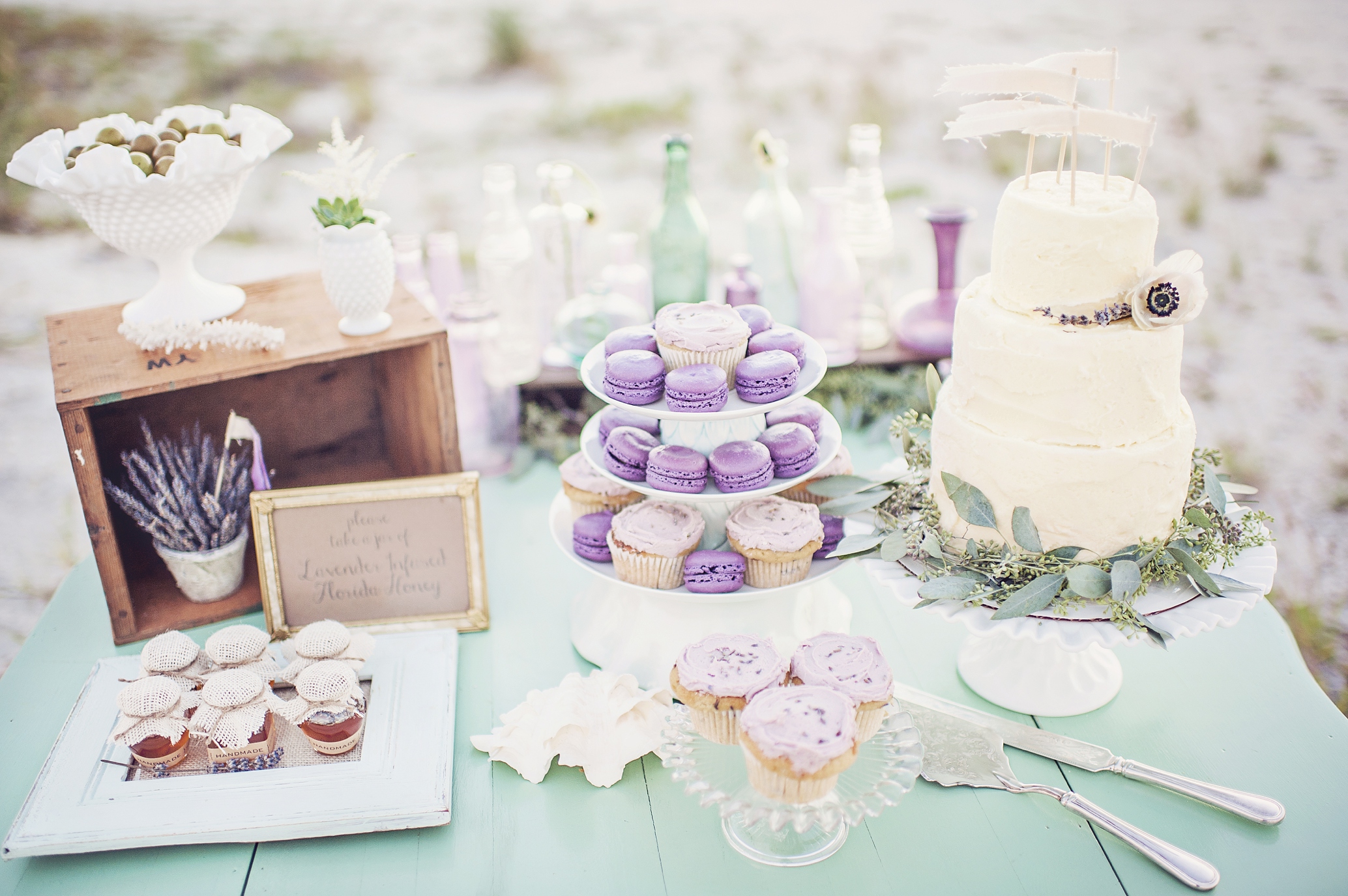Lindas ideias de bolos de casamento com lavanda