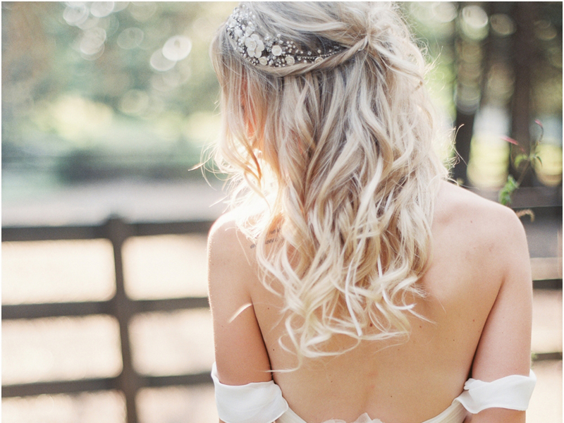 Ideias de penteados com cabelo solto para noivas