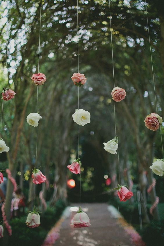 48 ideias criativas de backdrops e painéis com flores para o casamento